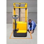 Маркираща лента за под оранжева PVC 3М 471 50 mm х 33 m