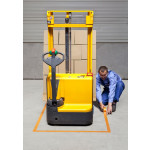 Маркираща лента за под оранжева PVC 3М 471 50 mm х 33 m